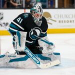 Der Torwart von San Jose Sharks macht einen Schritt, um zu zeigen, dass er immer noch in die NHL gehört