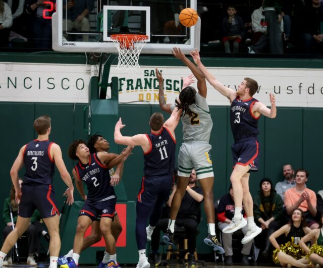 Saint Marys Falls bei USF 65-64 im WCC-Basketball-Showdown

