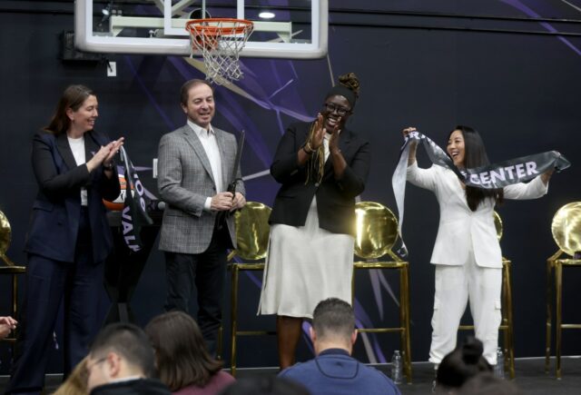 Golden State Valkyries über freie Agenturpläne, während die hochmoderne Einrichtung in Oakland eröffnet wird

