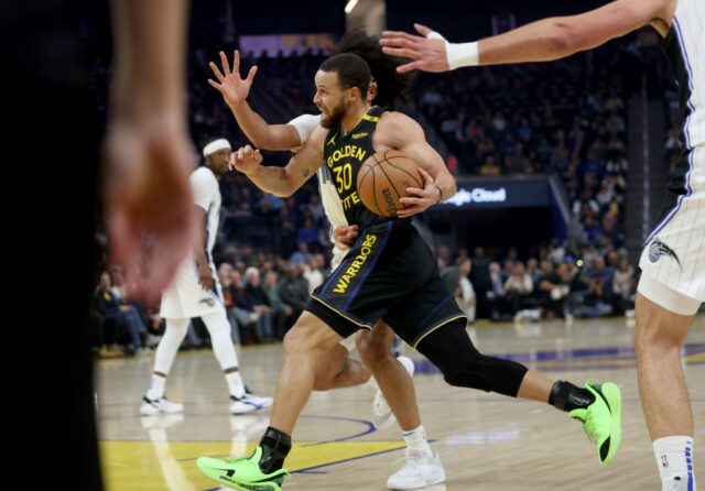 Langsame Warriors erhitzen in der zweiten Hälfte, um Magie zu besiegen, 104-99

