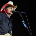 Brad Paisley schließt sich John Legend, Sheryl Crow, St. Vincent und Brittany Howard für den Tribut "I Love La" in Grammys an