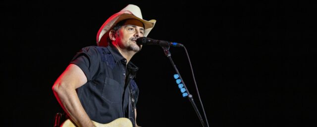 Brad Paisley schließt sich John Legend, Sheryl Crow, St. Vincent und Brittany Howard für den Tribut "I Love La" in Grammys an

