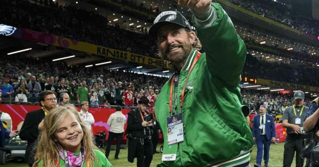 Bradley Cooper Jumeaux mit Mini-Me-Tochter Lea im Super Bowl 2025

