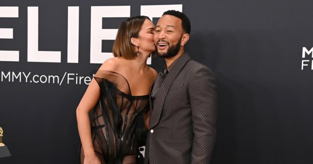 Chrissy Teigen veranstaltet sich mit John Legend in 2025 Grammys auf der PDA

