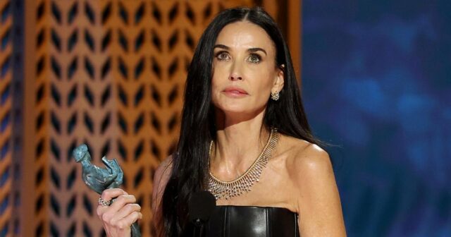 Demi Moore wird emotional, indem er ihren 1. SAG Award für die beste Schauspielerin gewinnt

