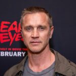 Devon Sawa über die Attraktivität, eine Dusche im neuen Film "Heart Eyes" zu spielen, eine Dusche zu spielen.