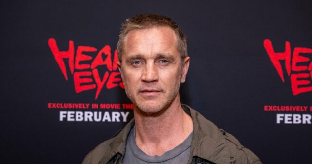 Devon Sawa über die Attraktivität, eine Dusche im neuen Film "Heart Eyes" zu spielen, eine Dusche zu spielen.

