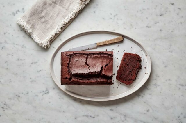 Zwei Arten von Schokolade geben diesem eleganten Laib Cake Deep -Geschmack für einen Valentinstagsgenuss

