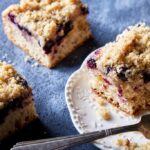 Blaubeeren verleihen diesem deutschen Kuchen in der Streusel fruchtige Herbheit