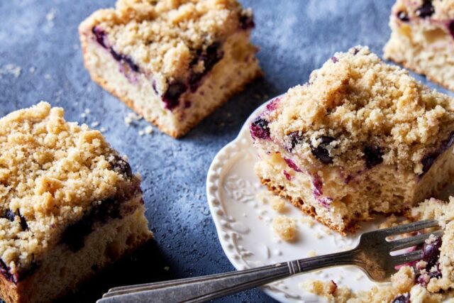 Blaubeeren verleihen diesem deutschen Kuchen in der Streusel fruchtige Herbheit

