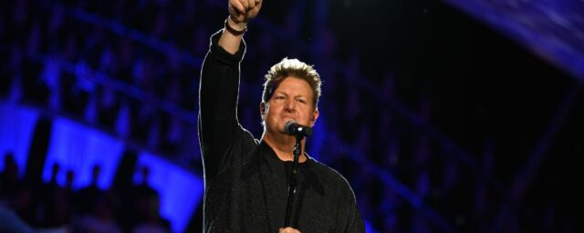 Der Sänger von Rascal Flatts ließ sich von "Sweet Caroline" der Menge der Menge WV verblüfft

