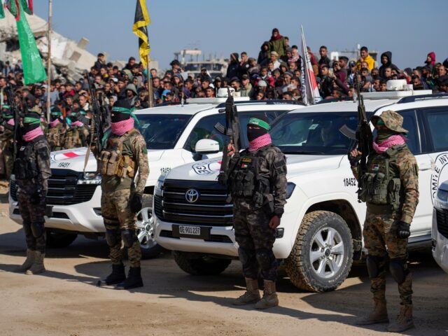 Die Hamas veröffentlicht drei israelische Gefangene, während zerbrechlicher Waffenstillstand hält

