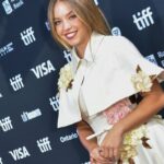 Sydney Sweeney bietet die ultimative Unterrichtsstunde an - kaufen Sie seinen Look für 15 US -Dollar