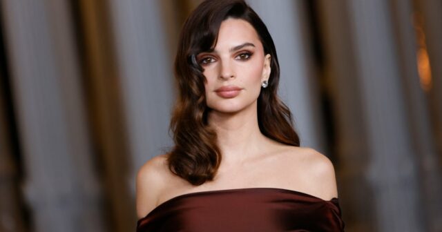 Psst! Emily Ratajkowski ist immer noch entfernte Turnschuhe sind endlich wieder auf Lager

