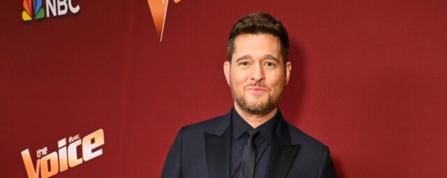 Michael Bublé zieht alle Stopps an die Konkurrenten von "The Voice": Singalongs auf der Bühne, den erneuten Lesen des Trainers, ein Tattoo, ein Tattoo

