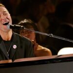 Chris Martin de Coldplay bietet bei den Grammy Awards 2025 eine emotionale Leistung in Memoriam