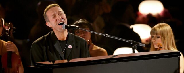 Chris Martin de Coldplay bietet bei den Grammy Awards 2025 eine emotionale Leistung in Memoriam

