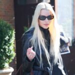 Magst du Anya Taylor-Joy's Wildleder-Tasche? Holen Sie sich den Look von $ 50!