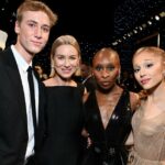 Naomi Watts und ihr Sohn posieren mit Ariana de Wicked, Cynthia bei der Wahl der Kritiker