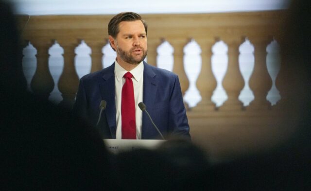 JD Vance Rails gegen "übermäßige" KI -Regulierung auf dem Pariser Gipfel

