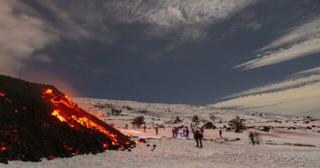 Touristen, Skifahrer kommen an die Lava von Mount Etna zu nahe, warnen Beamte

