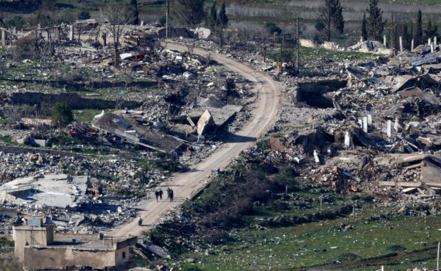 Die Dorfbewohner aus Südlibanon kehren nach Hause zurück, als Israel unter den von den USA unterstützten Waffenstillstand zurücktritt

