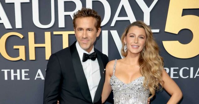 Ryan Reynolds scherzt über "Es endet mit uns" Rechtsstreit gegen "SNL 50"

