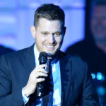 Der Trainer von "The Voice", Michael Bublé, Destress Blake Shelton-isque Mullet in der Hoffnung, 4 Stühle zu brechen.