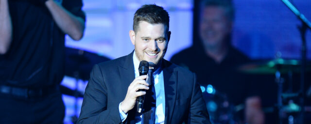 Der Trainer von "The Voice", Michael Bublé, Destress Blake Shelton-isque Mullet in der Hoffnung, 4 Stühle zu brechen.

