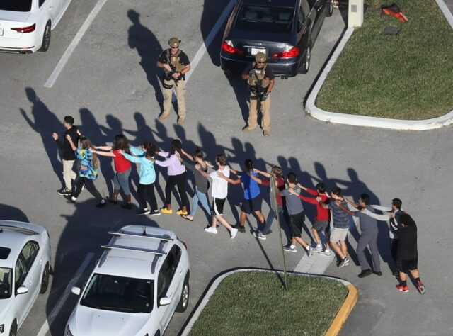 Heute in der Geschichte: 14. Februar 17 in Parkland, Florida, Schießerei der High School getötet

