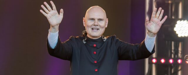 Die Smashing Pumpkins für Billy Corgan, um Gene Simmons, Pat Benatar und mehr Stars in einem neuen Podcast "The Others" zu interviewen, "The Others".

