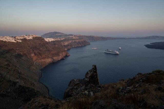 Mehrere Zittern in der Nähe der griechischen Insel Santorini schließen die Schulen und setzen die Bewohner auf den Weg

