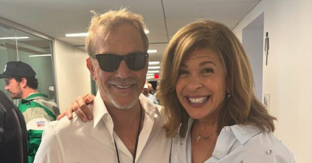 Hoda Kotb posiert mit Kevin Costner im Super Bowl, nachdem die Fans "versendet" wurden, nachdem die Fans "versandt" wurden.

