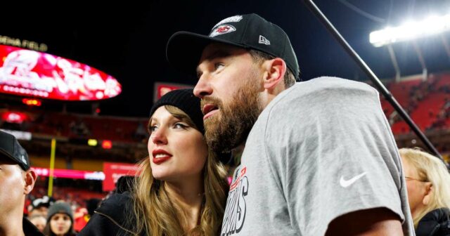 Wie Taylor Swift Travis Kelce nach dem Verlust des Super Bowl "unterstützt"

