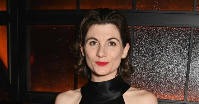 Jodie Whittaker sagt, dass sie die "spezifische Form" für Doctor Who nicht angepasst habe

