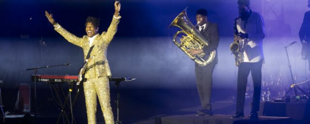 "Wenn Jon Batiste nicht zu meiner Beerdigung singt, stelle ich mich nicht vor": Die Nationalhymne des bewegenden Super Bowl definiert die sozialen Medien in Flammen

