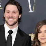 Hailee Steinfeld und Josh Allen geben nach dem Engagement ihr Debüt auf dem roten Teppich