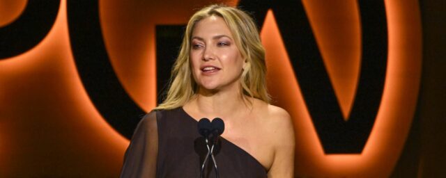 Kate Hudson träumt von Tourneen, während sie das "allererste Live -Konzert" feiert,

