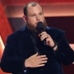 Luke Combs Fan sammelt ihren viralen Moment, nachdem sie aus dem Programm ausgeschlossen wurde, um "zu hart zu tanzen".