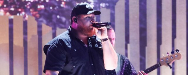 Luke Combs wird einer herzzerreißenden Ballade in Sydney präsentiert. Plant, ein neues Lied in jeder Stadt im Ausland zu gründen

