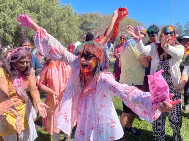 Das Milpitas Holi Festival bringt Farbe in den Cardoza Park

