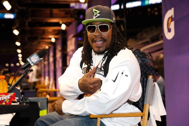 Marshawn Lynch enthüllt, wer er im Super Bowl verwurzelt ist

