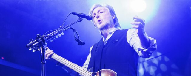 Paul McCartney erinnert sich an diejenigen, die er liebt und verloren hat, und beendete eine Reihe von Überraschungskonzerten in New York am Valentinstag

