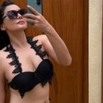 ‘Loving My Curves’: Actress Minissha Lamba Rocks Black Bikini Like a Pro, Shares Sexy Mirror Selfies on Instagram (See Pics)