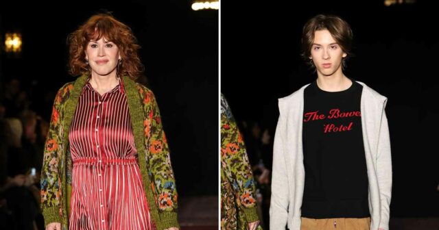 Molly Ringwald und ihr römischer Sohn stolz zusammen auf der Strecke zusammen in NYFW

