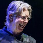 Der Bassspieler des verstorbenen Grateful Dead Phil Lesh, der eine Straße hat, die seinen Namen neben dem Capitol Theatre von Port Chester, New York, trägt