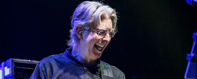 Der Bassspieler des verstorbenen Grateful Dead Phil Lesh, der eine Straße hat, die seinen Namen neben dem Capitol Theatre von Port Chester, New York, trägt

