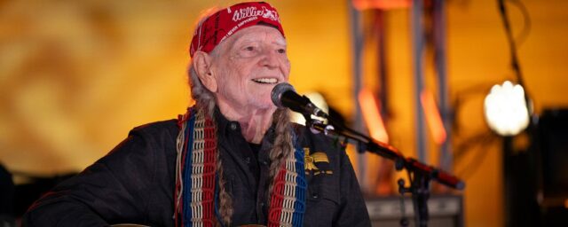 So schauen man aus: Willie Nelson erscheint in der neuen Folge von "Austin City Limits" zum 50. Jahrestag der PBS -Serie

