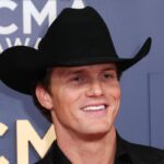 Parker McCollum kommt (in gewisser Weise) für die historische Aufzeichnung von George Strait an: "Ich bin erst 56 Jahre alt hinter ihm".