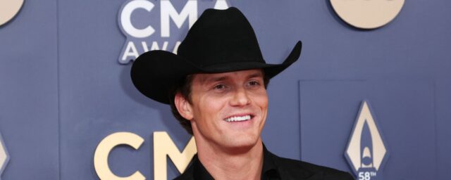 Parker McCollum kommt (in gewisser Weise) für die historische Aufzeichnung von George Strait an: "Ich bin erst 56 Jahre alt hinter ihm".

